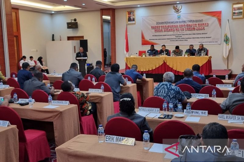 Penjabat Sekretaris Daerah Papua Barat Yacob Fonataba (kiri) membacakan rancangan nota keuangan perubahan APBD 2024 pada rapat paripurna DPR Papua Barat di Manokwari, Rabu (ANTARA/Fransiskus Salu Weking)