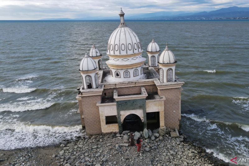 Arsip foto - Warga mengamati bekas bangunan Masjid Terapung yang ambruk ke laut akibat gempa dan tsunami di Pantai Kampung Lere di Palu, Sulawesi Tengah, Senin (24/4/2023). ANTARA FOTO/Mohamad Hamzah/AWW.