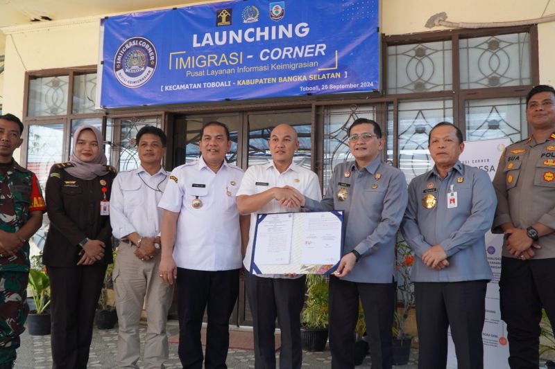 Kanwil Kemenkumham Provinsi Kepulauan Babel meluncurkan Imigrasi Corner di Kantor Camat Toboali Kabupaten Bangka Selatan, Rabu (ANTARA/HO-Humas Kantor Imigrasi Pangkalpinang)