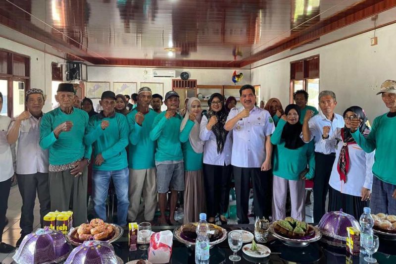Sejumlah nelayan yang diberikan pelatihan oleh Dinas Peternakan dan Perikanan dalam membuat jaring insang di Sidrap, Rabu (25/9/2024). ANTARA/HO/Pemkab Sidrap