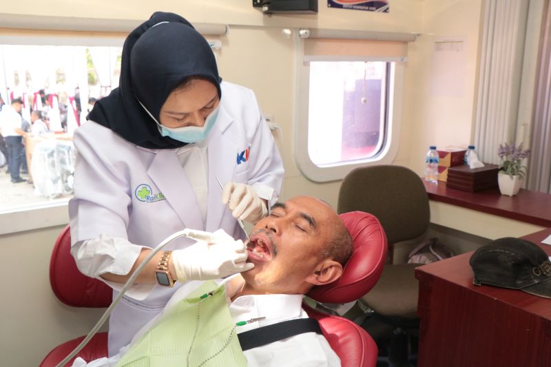 Pemeriksaan kesehatan gratis di Rail Clinic KAI yang berada di sekitar Stasiun Rambipuji, Kabupaten Jember, pada Rabu (25/9/2024). (ANTARA/HO-Humas KAI Jember)
