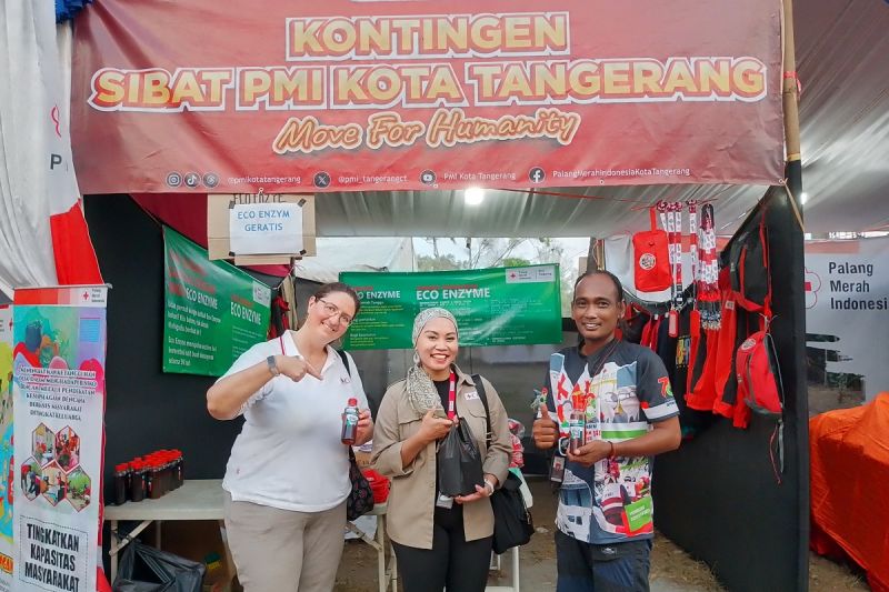 Palang Merah Indonesia (PMI) Kota Tangerang mengenalkan program eco enzyme pada gelaran latihan gabungan dan bhakti sibat PMI ketiga tahun 2024 yang berlangsung di Kebumen, Jawa Tengah dari tanggal 23 hingga 27 September 2024. ANTARA/HO-PMI Kota Tangerang
