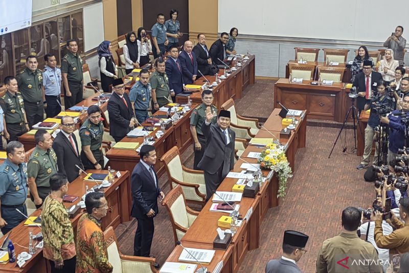 Menteri Pertahanan (Menhan) RI Prabowo Subianto saat menghadiri rapat kerja terakhir dengan Komisi I DPR di Kompleks Parlemen, Senayan, Jakarta, Rabu (25/9/2024). (Melalusa Susthira K.)