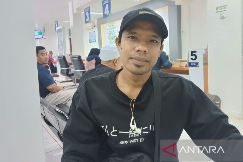 Warga Desa Gunung Batu, Kabupaten Bogor, Jawa Barat, Aprianto (39). (ANTARA/HO-BPJS Kesehatan)