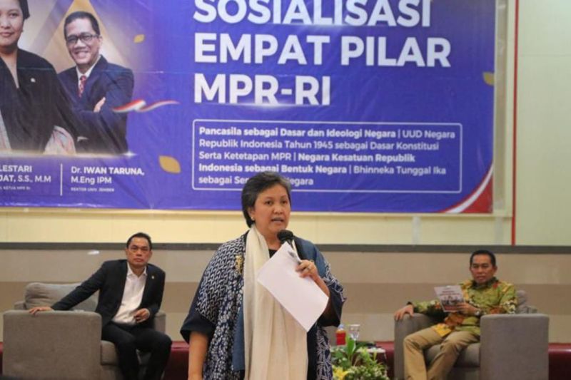 Wakil Ketua MPR Lestari Moerdijat saat memberikan materi empat pilar kebangsaan di Gedung Soetardjo Universitas Jember, Jumat (13/9/2024). (ANTARA/HO-Humas Unej)