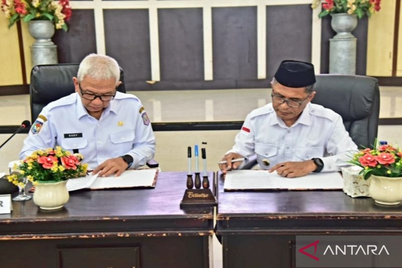 Penjabat Gubernur Gorontalo Rudy Salahuddin bersama Penjabat Wali Kota Ismail saat menandatangani berita acara hasil pertemuan usai Rakor antara Pemerintah Provinsi dengan Pemerintah Kota yang digelar di aula Kantor Wali Kota, Rabu (25/9). (ANTARA/HO-Diskominfotik Provinsi Gorontalo)