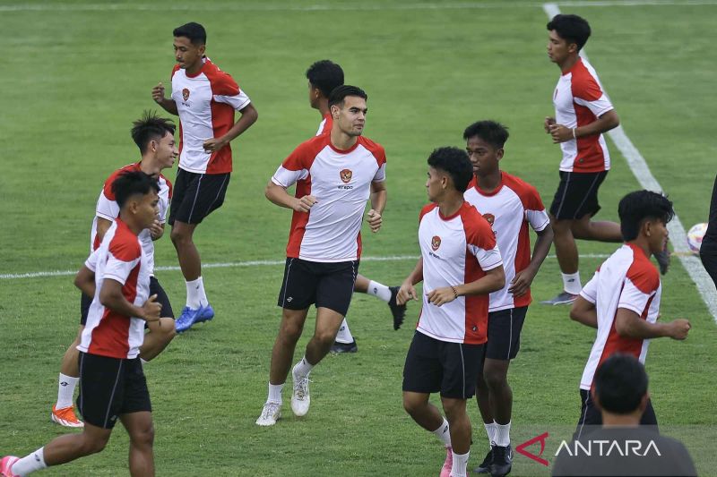Pesepak bola Timnas Indonesia U-20 Jens Raven (tengah) bersama rekan-rekannya mengikuti sesi latihan resmi di Lapangan A Gelora Bung Karno, Senayan, Jakarta, Selasa (24/9/2024). Latihan tersebut digelar jelang laga Grup F Kualifikasi Piala Asia U-20 2025 yang berlangsung pada 25-29 September di Stadion Madya Gelora Bung Karno. ANTARA FOTO/Dhemas Reviyanto/nym.
