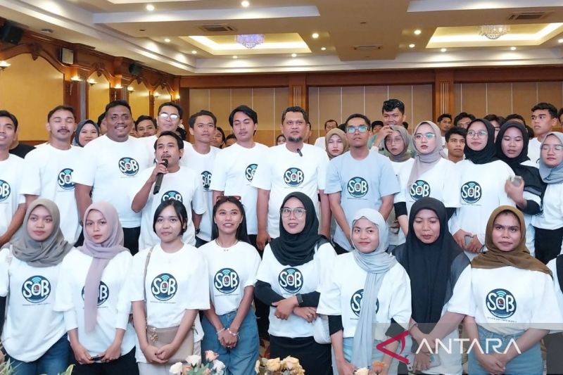 Ketua Bawaslu Nusa Tenggara Barat (NTB) Itratip bersama generasi Z di NTB melakukan deklarasi Komunitas Sahabat On Line Bawaslu yang bertugas membersihkan hoaks sampai akar-akarnya di Mataram, Rabu (25/9/2024). (ANTARA/Nur Imansyah).