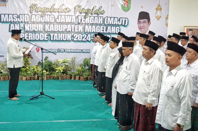 Penjabat Gubernur Jateng Nana Sudjana mengukuhkan pengurus MAJT An Nuur Kabupaten Magelang. (ANTARA/HO - Pemerintah Kabupaten Magelang)