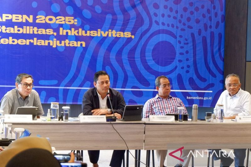 Wamenkeu II Thomas Djiwandono (kedua dari kiri) menghadiri Media Gathering Kementerian Keuangan APBN 2025 di Serang, Banten, Rabu (25/9/2024). ANTARA/Uyu Septiyati Liman.