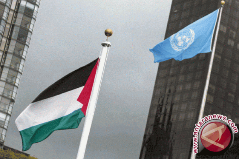 Arsip: Bendera Palestina berkibar di samping bendera PBB setelah dikerek oleh Presiden Palestina Mahmoud Abbas dalam sebuah upacara pada Majelis Umum PBB di New York. (Reuters/Andrew Kelly) (1)