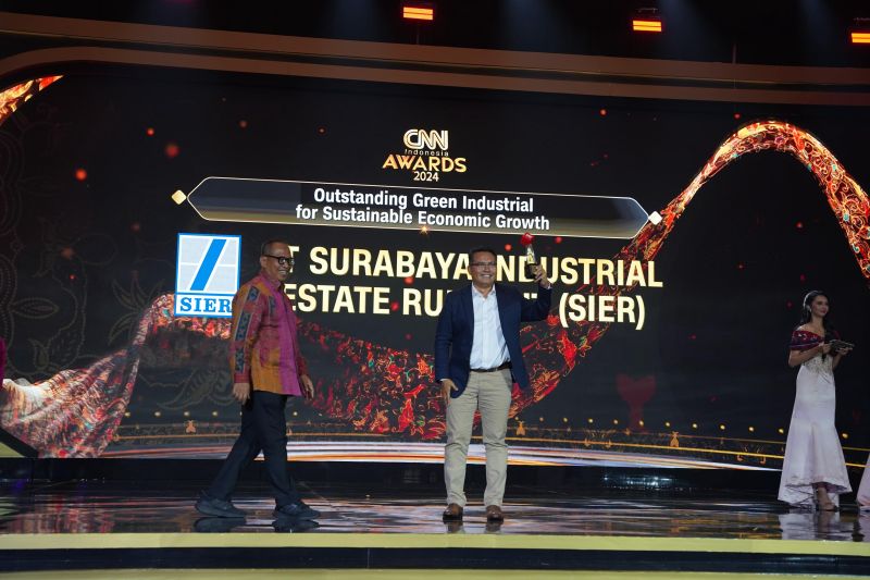 Direktur Utama PT SIER, Didik Prasetiyono saat menerima penghargaan "Outstanding Green Industrial for Sustainable Economic Growth" dari CNN Indonesia di Surabaya, Rabu (25/9/2024). ANTARA/HO-SIER