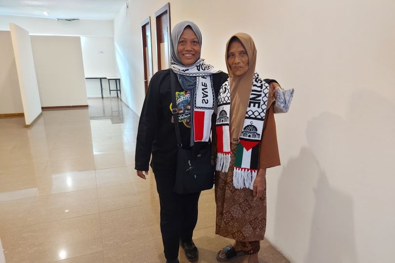 Warsiti (kiri) berfoto bersama relawan Masyarakat Batam Bersama Palestina ditemui usai menerima hadiah umroh dari donatur di Kota Batam, Rabu (25/9/2024), atas aksinya yang viral untuk membantu perjuangan masyarakat Palestina. (ANTARA/Laily Rahmawaty)