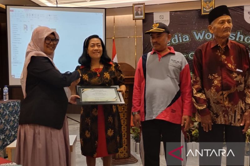 Kepala BPJS Kesehatan Kantor Cabang Madiun Wahyu Dyah Puspitasari menyerahkan piagam penghargaan kepada peserta ploranis teladan yang berhasil menang dalam lomba Ploranis Competition di Sub Hotel Madiun, Jatim Rabu (25/9/2024). ANTARA/Louis Rika