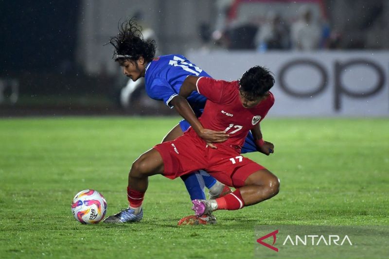 Pesepak bola Timnas Indonesia U-20 Muhammad Mufli Hidayat (kanan) berebut bola dengan persepak bola Timnas Maladewa U-20 Abdulla Looth Ibrahim pada pertandingan Grup F Kualifikasi Piala Asia U-20 2025 di Stadion Madya Gelora Bung Karno, Jakarta, Rabu (25/9/2024). Timnas Indonesia U-20 mengalahkan Maladewa dengan skor 4-0. ANTARA FOTO/Hafidz Mubarak A/tom.