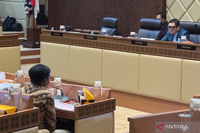 Ketua Komisi II DPR RI Ahmad Doli Kurnia Tandjung (kanan), dan Ketua Divisi Teknis Penyelenggaraan KPU RI Idham Holik dalam RDP di kompleks parlemen, Senayan, Jakarta, Rabu (25/9/2024). ANTARA/Rio Feisal
