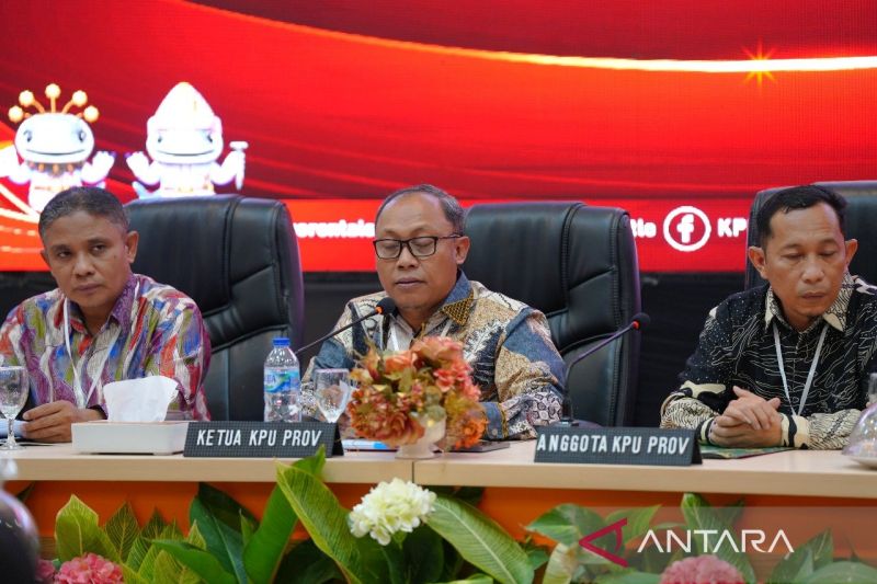 Ketua KPU Provinsi Gorontalo Sophian Rahmola (tengah). (ANTARA/HO-Humas KPU Provinsi Gorontalo)