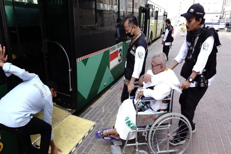 Dokumentasi - Bus Shalawat yang beroperasi melayani jemaah Indonesia pada Musim Haji 1445 H/2024 M memiliki spesifikasi city bus. Bus ini memiliki spesifikasi body rendah sehingga memudahkan penumpang untuk naik turun. (ANTARA/HO-Kemenag)
