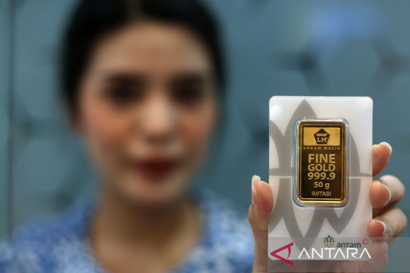Seorang karyawan menunjukkan emas Antam yang dijual di Butik Emas Logam Mulia PT Aneka Tambang (Antam), Jakarta, Rabu (25/9/2024). ANTARA FOTO/Muhammad Iqbal/tom.