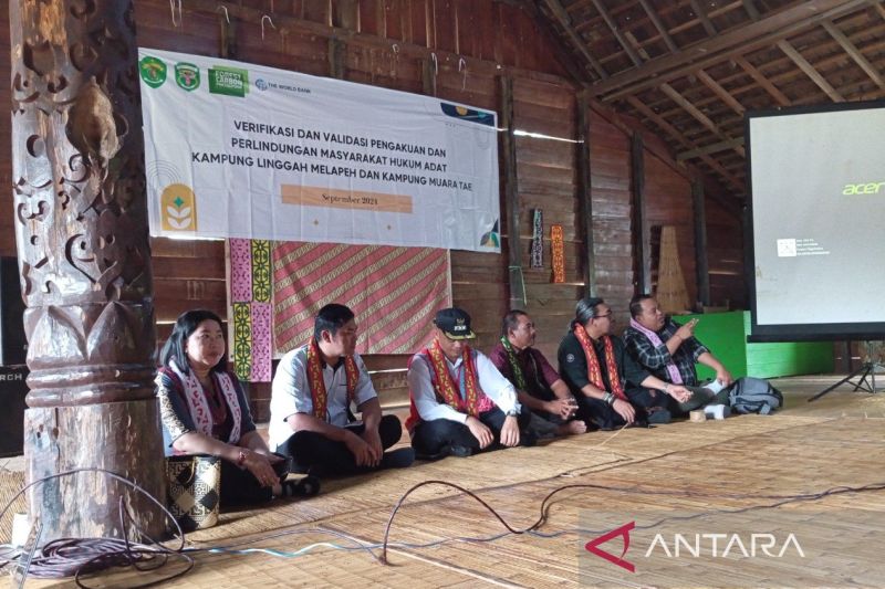 Suasana verifikasi dan validasi menuju pengakuan MHA di Desa Linggah Melapeh Kabupaten Kubar, Kaltim. (Antara/ M Ghofar)