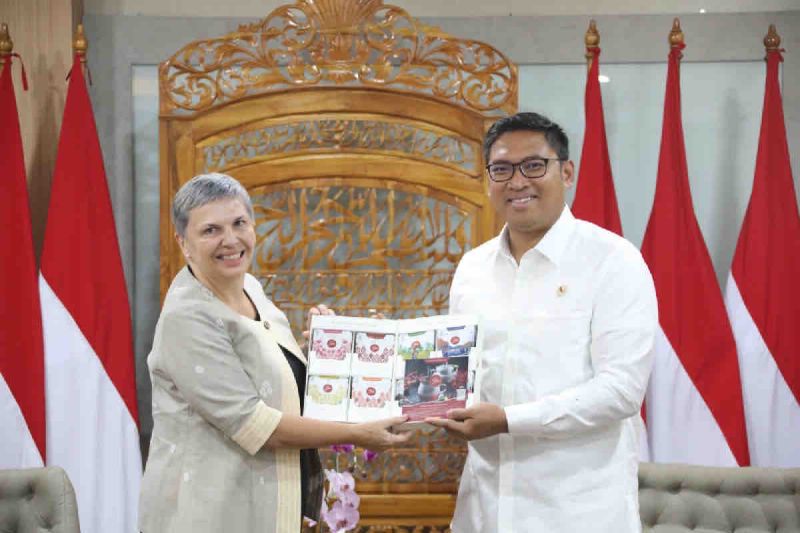 Wakil Menteri Pertanian (Wamentan) Sudaryono (kanan), menerima kunjungan Duta Besar Australia untuk Indonesia Penny Williams (kiri), di Kantor Pusat Kementerian Pertanian, Jakarta, Rabu (25/9/2024). ANTARA/HO-Humas Kemenhub