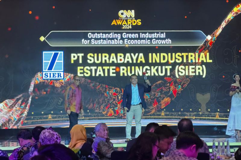 PT Surabaya Industrial Estate Rungkut (SIER) wins the prestigious Outstanding Green Industrial for Sustainable Economic Growth award presented by CNN Indonesia at The Westin Surabaya on Wednesday (25/9/2024). (ANTARA/HO-SIER)