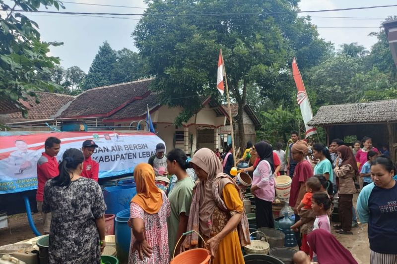 Relawan Tagana Kabupaten Lebak salurkan air bersih kepada masyarakat akibat kemarau yang berkepanjangan hingga menimbulkan kekeringan. (ANTARA/Mansyur)