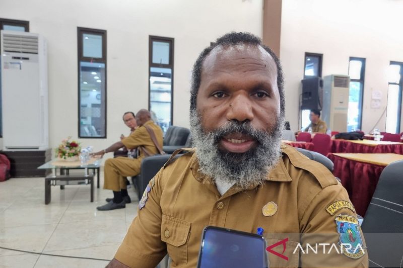 Kepala DPMK Provinsi Papua Barat Legius Wenimbo saat ditemui di Manokwari, Kamis (26/9/2024)(ANTARA/Fransiskus Salu Weking)