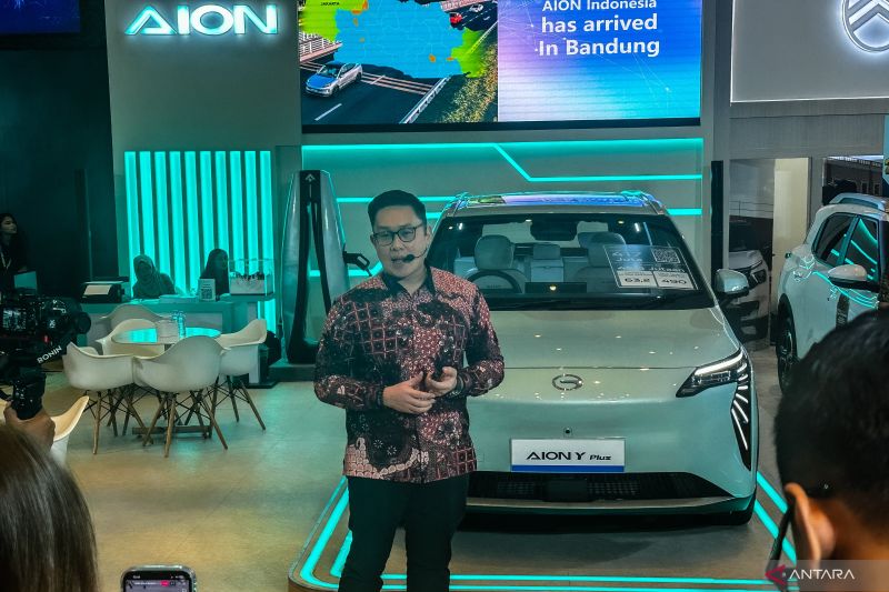 CEO AION Andry Ciu melakukan pemaparan produk pada Gaikindo Indonesia International Auto Show (GIIAS) 2024 di Bandung, Jawa Barat, Rabu (25/9/2024). (ANTARA/Pamela Sakina)