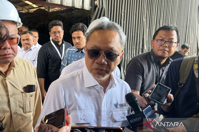 Menteri Perdagangan (Mendag) Zulkifli Hasan usai melakukan ekspose hasil pengawasan produk baja di Cikarang, Jawa Barat, Kamis (26/9/2024). (ANTARA/Maria Cicilia Galuh)
