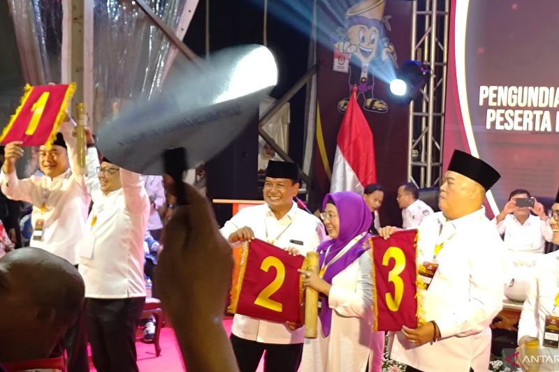 Komisi Pemilihan Umum (KPU) Kabupaten Tangerang, Banten, secara resmi telah menetapkan pasangan Mad Romli-Irvansyah mendapat nomor urut 1, Moh Maesyal Rasyid-Intan Nurul Hikmah nomor urut 2, dan Zulkarnain-Lerru nomor urut 3 sebagai peserta Pilkada 2024. ANTARA/Azmi Samsul Maarif