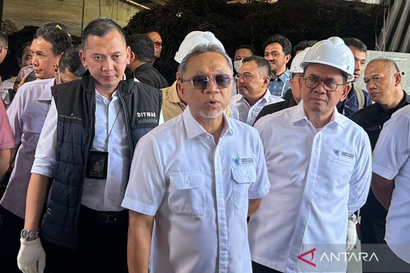 Menteri Perdagangan (Mendag) Zulkifli Hasan usai melakukan ekspose hasil pengawasan produk baja, di Cikarang, Jawa Barat, Kamis (26/9/2024). ANTARA/Maria Cicilia Galuh