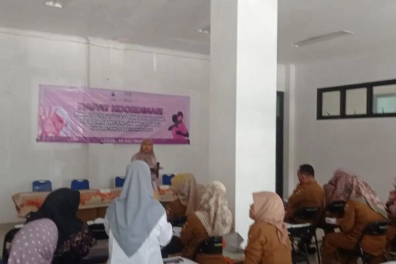 Relawan Pekerja Migran Indonesia (RPMI) Kabupaten Lebak saat memberikan edukasi di kantong- kantong pekerja migran untuk pencegahan tindak pidana perdagangan orang. ANTARA/Mansyur.