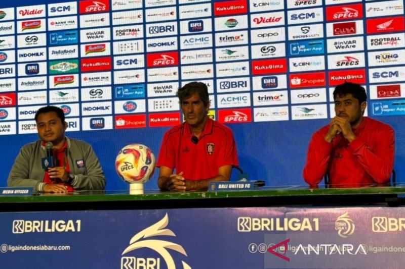 Pelatih Kepala Bali United Stefano Cugurra (tengah) dan kiper Adilson Maringga (kanan) di sela sesi jumpa pers H-1 melawan Barito Putera di Stadion Kapten I Wayan Dipta, Kabupaten Gianyar, Bali, Kamis (26/9/2024) ANTARA/HO-Bali United