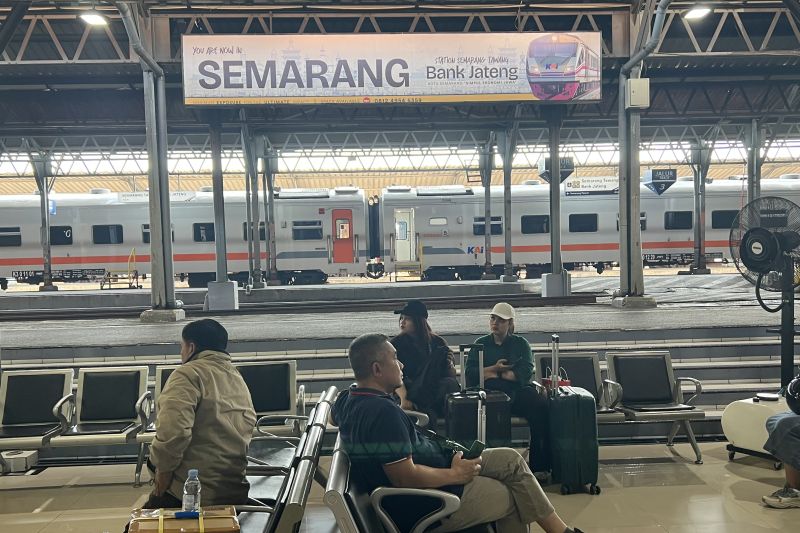 Sejumlah calon penumpang kereta api menunggu kereta yang hendak ditumpangi di Stasiun Semarang Tawang di Semarang, Jawa Tengah, Jumat (9/8/2024). ANTARA/Harianto