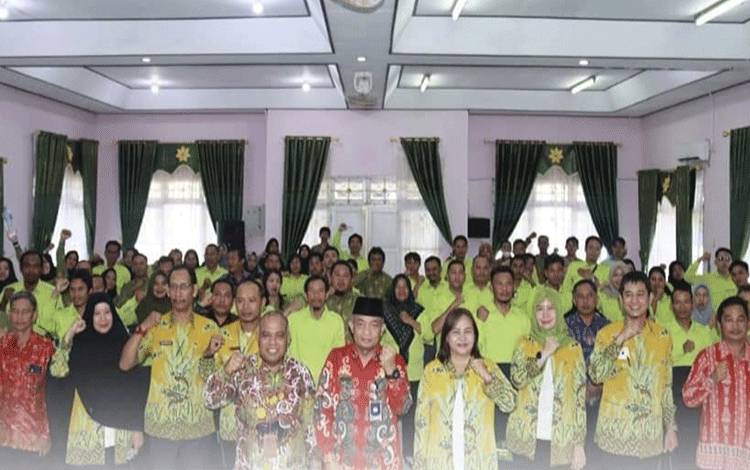 Asisten Administrasi Umum Setda Kabupaten Seruyan, Sugian Noor foto bersama saat membuka kegiatan Rapat Kerja Teknis (Rakernis) Penyuluh Pertanian Tahun 2024, Kamis, 26 September 2024. (Foto : Ist)?