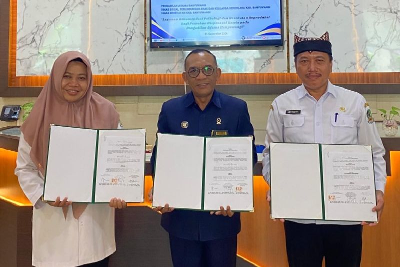 Dinas Sosial PPKB dan Dinas Kesehatan Banyuwangi, Jawa Timur, menunjukkan nota kesepahaman untuk cegah pernikahan dini. ANTARA/HO-Humas Pemkab Banyuwangi