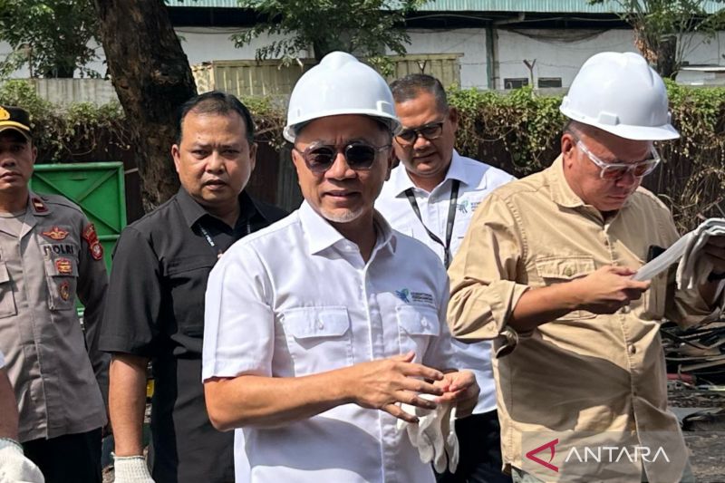Menteri Perdagangan (Mendag) Zulkifli Hasan saat melakukan ekspose hasil pengawasan produk baja di Cikarang, Bekasi, Jawa Barat, Kamis (26/9/2024). (ANTARA/Maria Cicilia Galuh)
