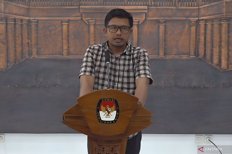 Anggota KPU RI Idham Holik dalam konferensi pers di Kantor KPU RI, Jakarta, Selasa (24/9/2024). ANTARA/Narda Margaretha Sinambela