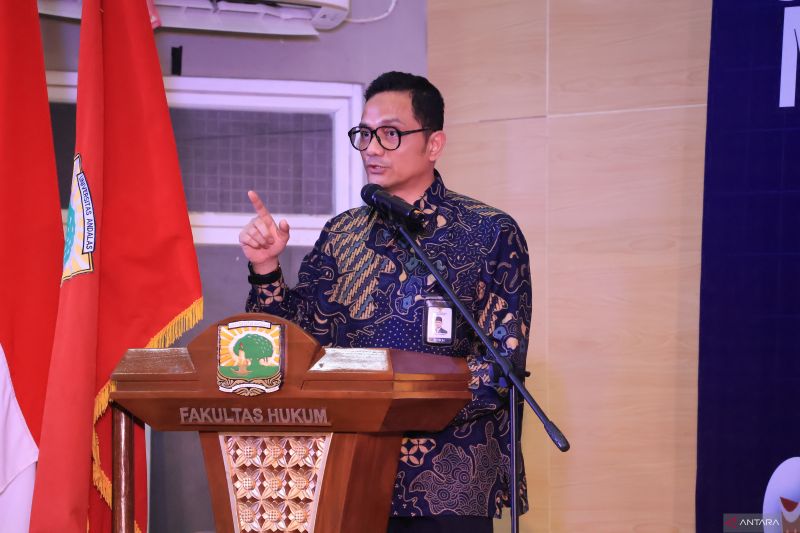 Kepala Badan Pengelola Keuangan Haji (BPKH) Fadlul Imansyah memberikan paparan kuliah umum terkait pengelolaan keuangan haji di Padang, Kamis (26/9/2024). ANTARA/Muhammad Zulfikar.