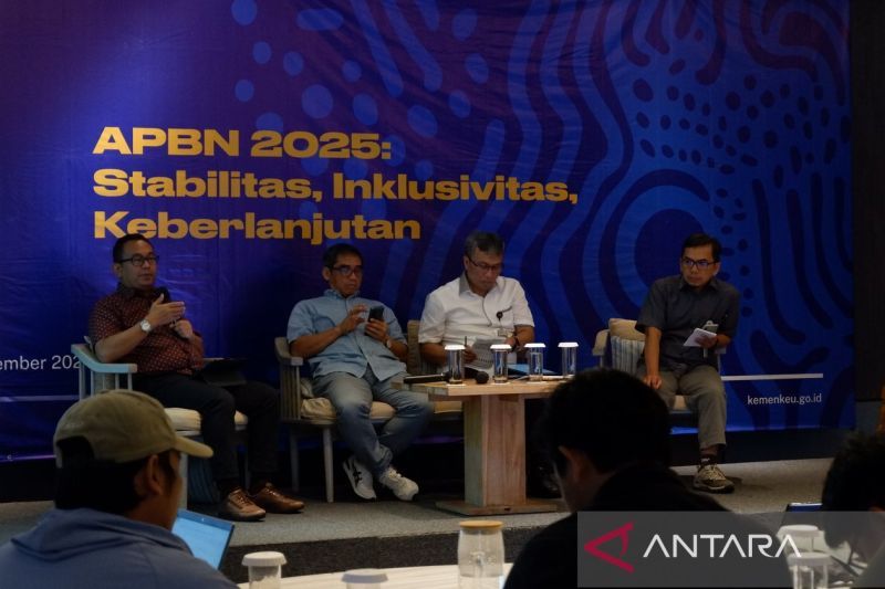 Kepala Subdirektorat Pengelolaan Penerimaan Pajak DJP Kemenkeu Muchamad Arifin (kiri) menyampaikan pemaparannya dalam Media Gathering Kementerian Keuangan APBN 2025, di Serang, Banten, Kamis (26/9/2024). ANTARA/Uyu Septiyati Liman