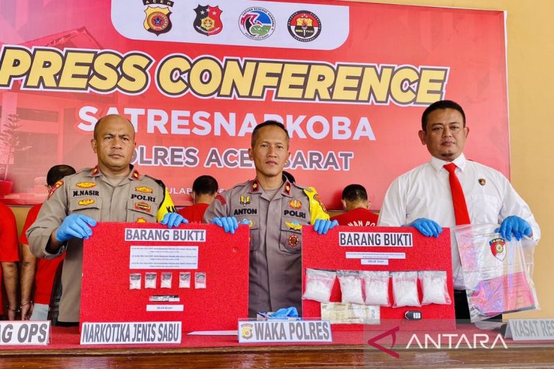 Wakil Polres Aceh Barat Kompol Praptono didampingi Kabag Ops Kompol M Nasir, dan Kasat Resnarkoba AKP Shandy Saputra memperlihatkan barang bukti narkotika jenis sabu dan lima tersangka pengedar saat menggelar konferensi pers di Mapolres setempat di Meulaboh, Aceh Barat, Kamis (26/9/2024). ANTARA/Teuku Dedi Iskandar