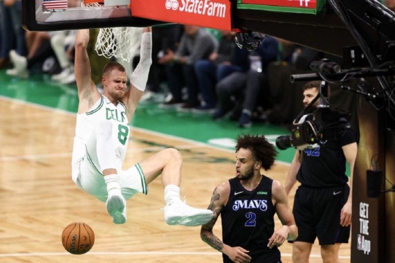 Pemain Boston Celtics Kristaps Porzingis kembali bermain setelah absen karena cedera. (ANTARA/AFP/MADDIE MEYER)