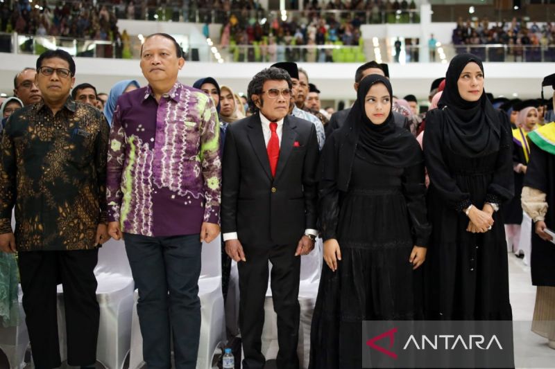 Rhoma Irama menghadiri Wisuda Periode I tahun 2024/2025 di Universitas Muhammadiyah Surakarta (UMS), Jawa Tengah, Kamis (26/9/2024). ANTARA/Aris Wasita