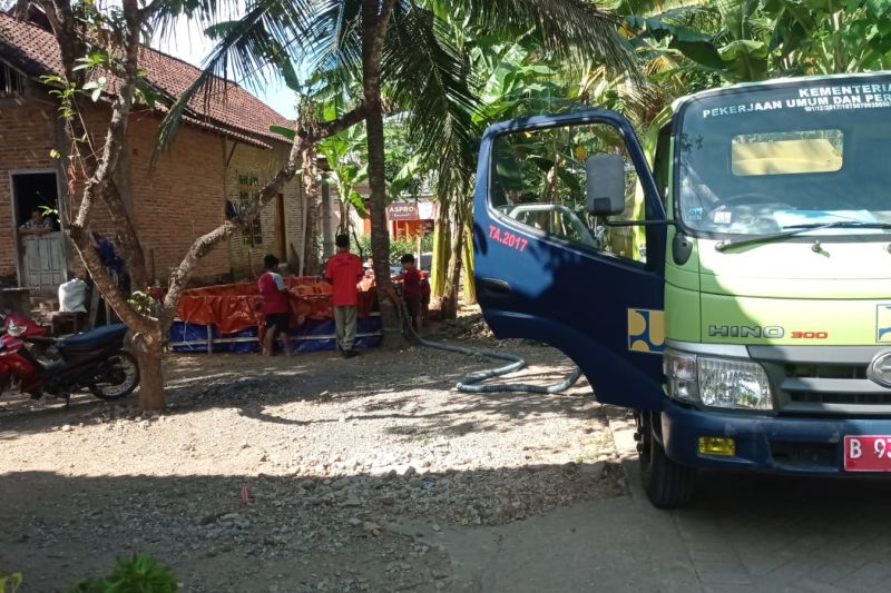 Petugas saat mendistribusikan bantuan air bersih. ANTARA/HO - BPBD Trenggalek.
