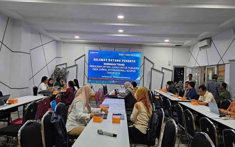 Pembimbingan Penulisan dan Publikasi Artikel Ilmiah dalam rangkaian kegiatan North Sumatera Research Forum 2024.(FOTO: Dokumentasi Prof Rahmawaty untuk Borneonews)