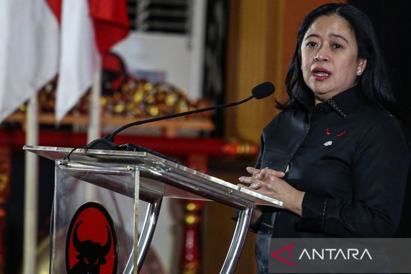 Ketua DPP PDIP Bidang Politik Puan Maharani menyampaikan pidato politiknya pada Rapat Kerja Daerah Khusus (Rakerdasus) di Kantor DPD PDIP Jateng, Semarang, Jawa Tengah, Rabu (4/9/2024). Kegiatan yang dihadiri ratusan kader dan simpatisan PDIP se-Jawa Tengah tersebut membahas strategi untuk memenangkan para pasangan bakal calon Gubernur dan Wakil Gubernur, Wali Kota dan Wakil Wali Kota, serta Bupati dan Wakil Bupati di wilayah Jateng pada Pilkada Serentak 2024. ANTARA FOTO/Makna Zaezar/Spt.