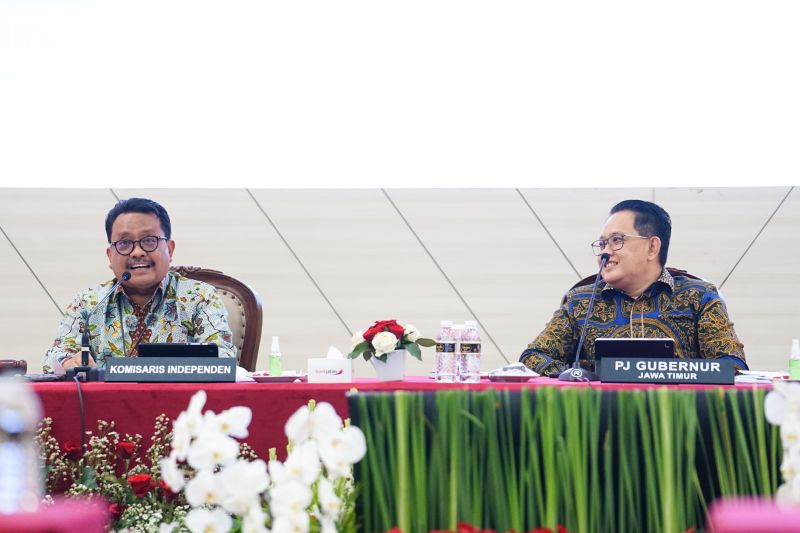 Pj. Gubernur Jawa Timur Adhy Karyono dalam Rapat Umum Pemegang Saham Luar Biasa Tahun 2024 Bank Jatim di Surabaya, Kamis (26/9/2024). (ANTARA/HO-Pemprov Jatim)