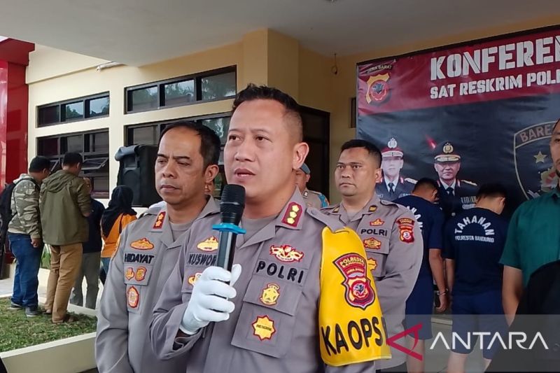 Kapolresta Bandung, Kombes Pol Kusworo Wibowo saat ungkap kasus pengeroyokan terhadap steward oleh oknum suporter di Mapolresta Bandung, Kabupaten Bandung, Jawa Barat, Kamis (26/9/2024). (ANTARA/Rubby Jovan)