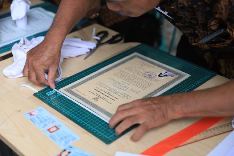 Layanan Enkapsulasi di Dinas Perpustakaan dan Arsip Daerah (DPAD) Kota Tangerang. ANTARA/HO-DPAD Kota Tangerang